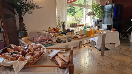 Daily buffet breakfast for a fee. Hôtel Le Saint Jacques