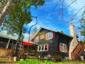 Front of property - Auberge Le Lupin B&B (Mont-Tremblant)