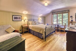 Comfort Triple Room | Select Comfort beds, individually decorated, individually furnished - Auberge Le Lupin B&B (Mont-Tremblant)