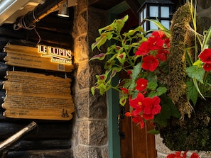 A wooden sign with room information for Le Lupin B&B, including a website URL and a WiFi code. - Auberge Le Lupin-Self Check-in (Mont-Tremblant)
