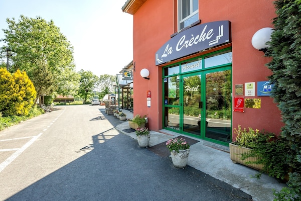 Hôtel-restaurant La Crèche Et Sa Piscine Intérieure - Logis Hôtels - Haute-Loire
