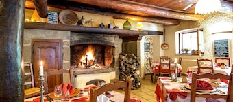 Hôtel-Restaurant La Crèche et sa piscine intérieure - Logis Hôtels