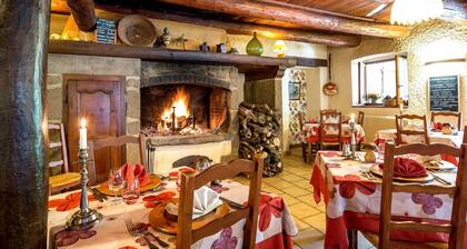 HÎtel-Restaurant La CrÚche et sa piscine intérieure - Logis HÎtels
