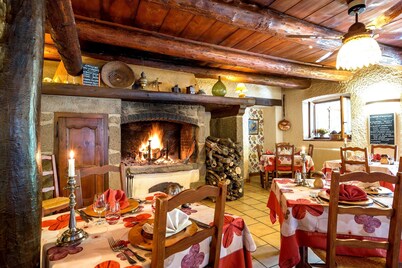 Hôtel-Restaurant La Crèche et sa piscine intérieure - Logis Hôtels