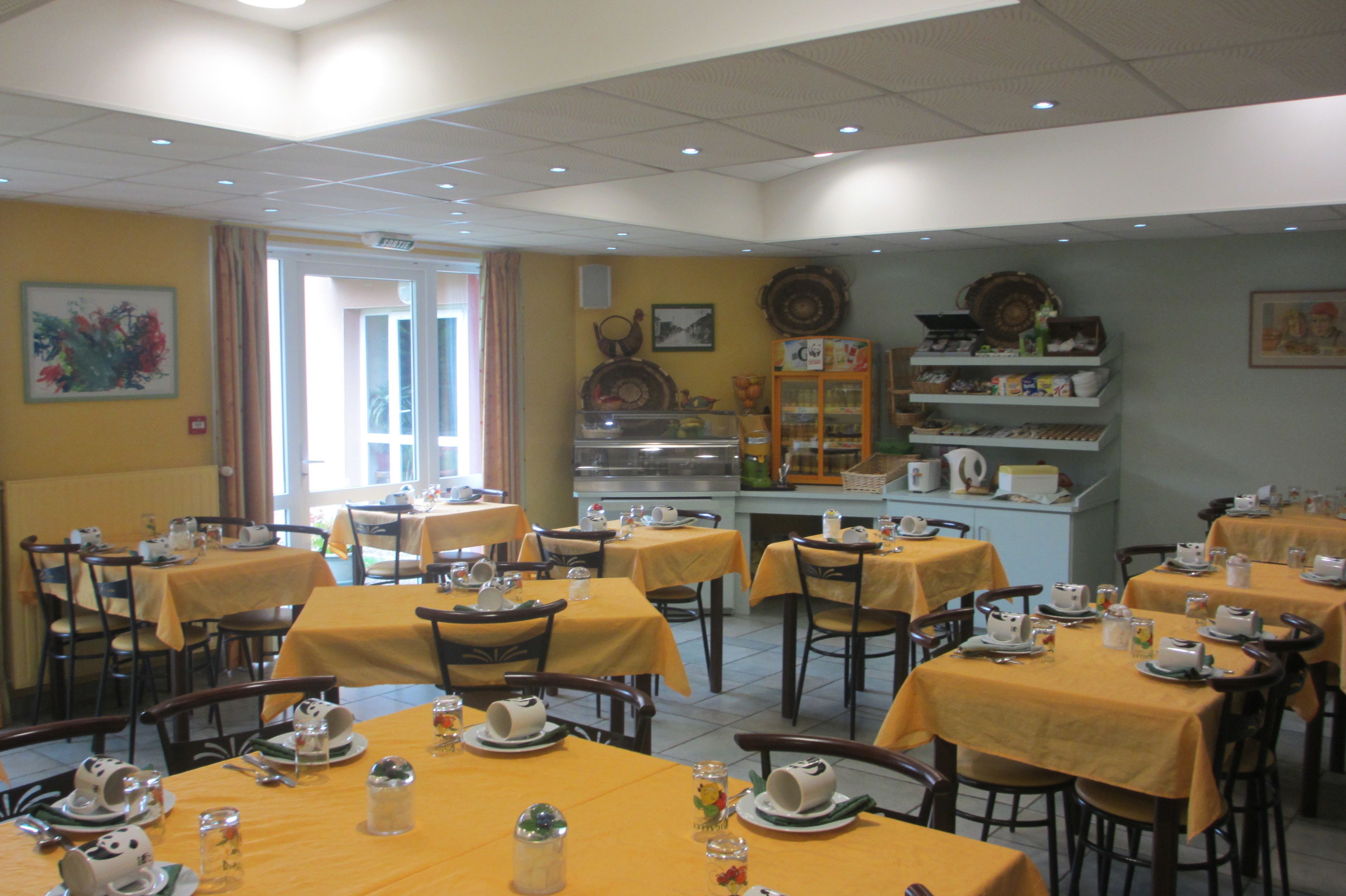 Petit déjeuner buffet (12 EUR par personne)