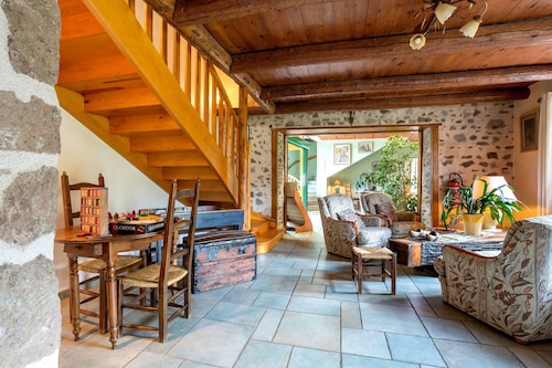 Hôtel-Restaurant La Crèche et sa piscine intérieure - Logis Hôtels