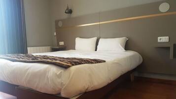 Luxe beddengoed, een bureau, verduisterende gordijnen