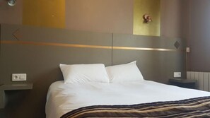 Premium bedding, desk, blackout curtains, soundproofing - Auberge de Bourgogne (Tonnerre)