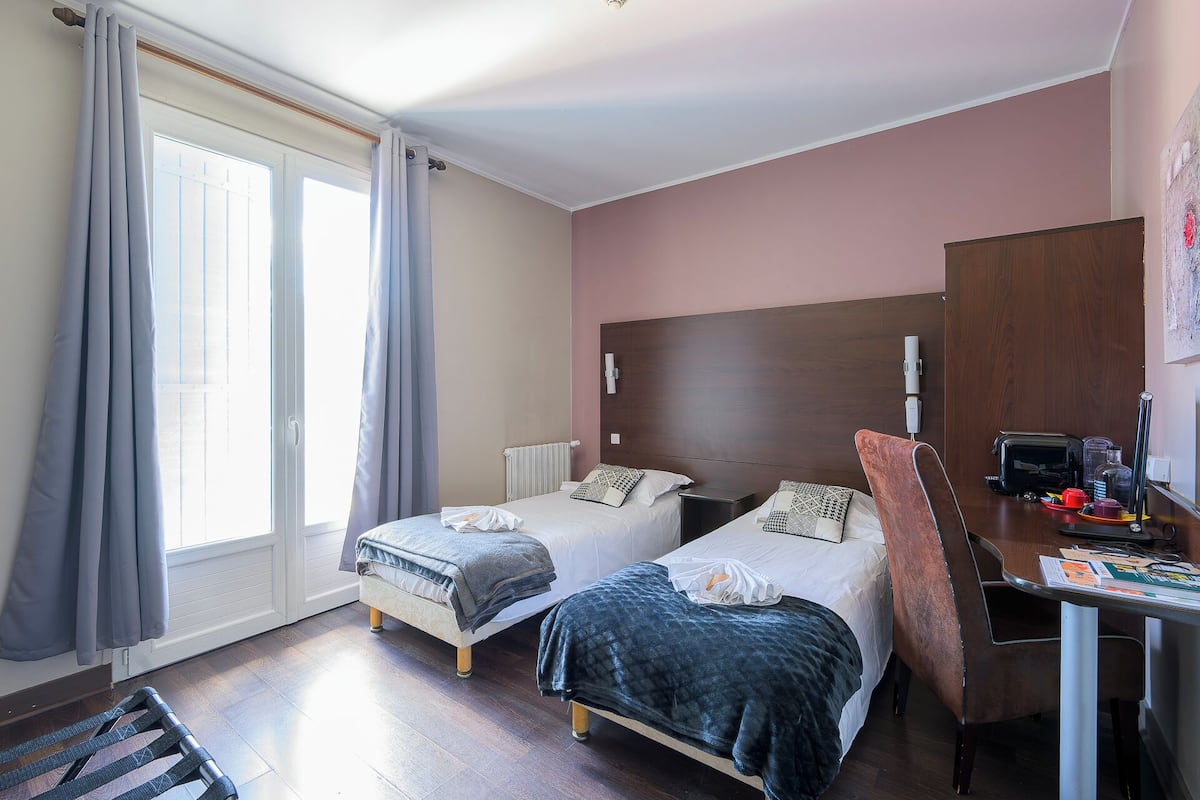 Camera con 2 letti singoli | 1 camera, biancheria da letto di alta qualità, una scrivania