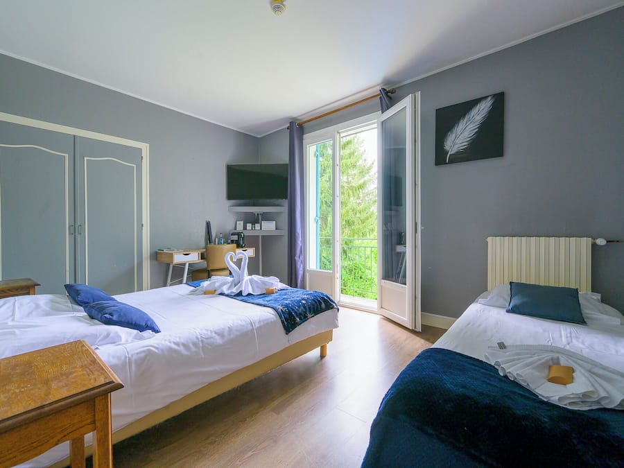 Eenvoudige driepersoonskamer | 1 slaapkamer, luxe beddengoed, een bureau, geluiddichte muren