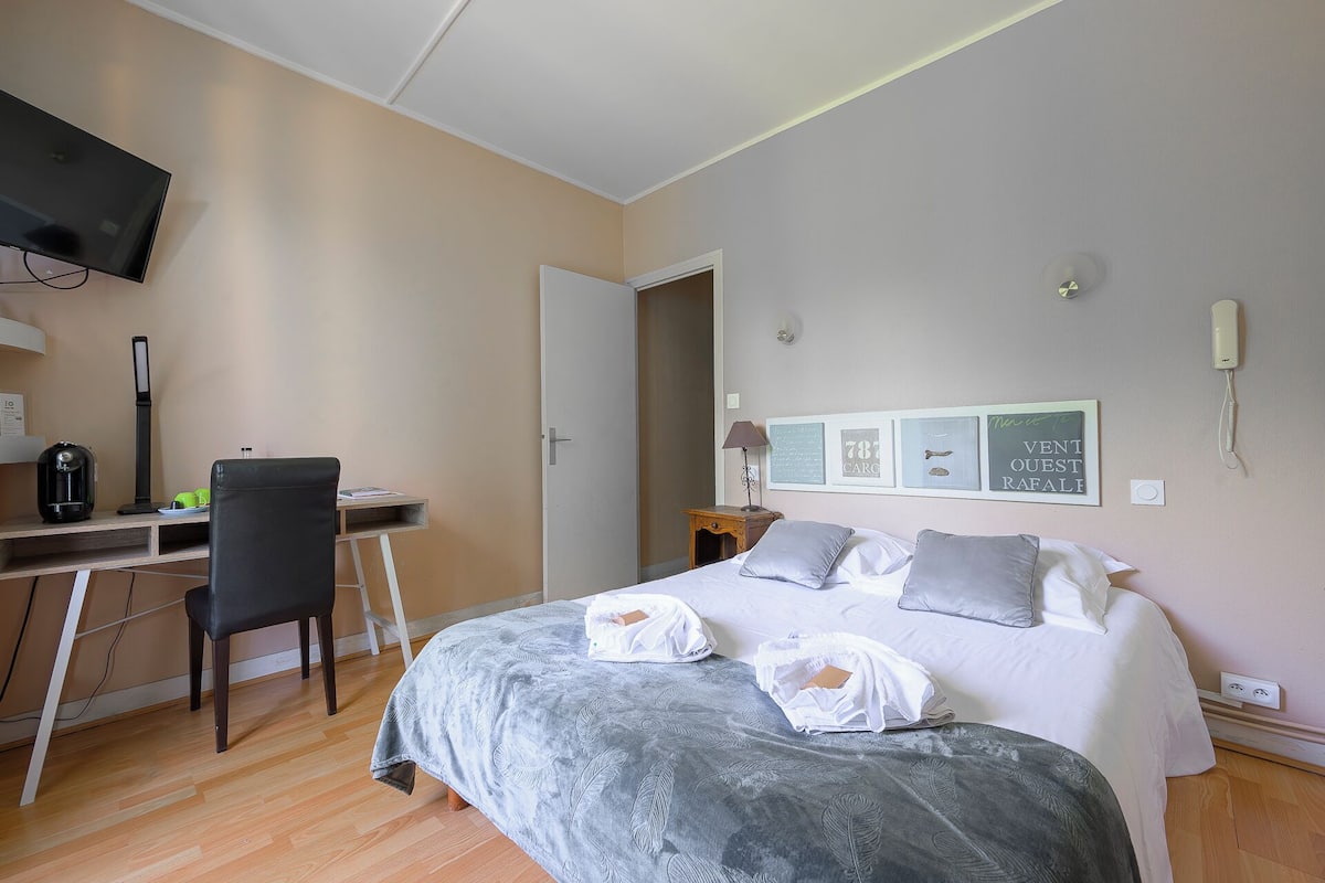 Doppia Comfort | 1 camera, biancheria da letto di alta qualità, una scrivania