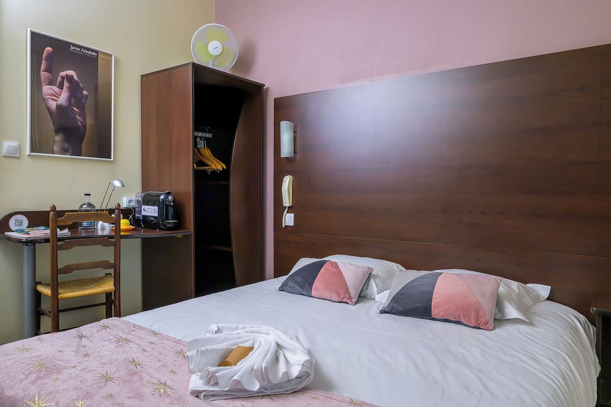 Camera singola | 1 camera, biancheria da letto di alta qualità, una scrivania