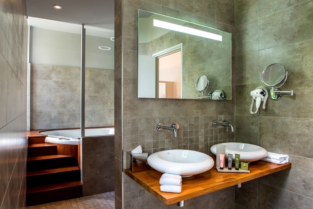 suite | premium bedding, in-room safe, desk, soundproofing