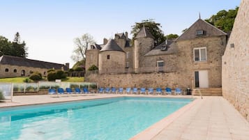 Outdoor pool, pool loungers