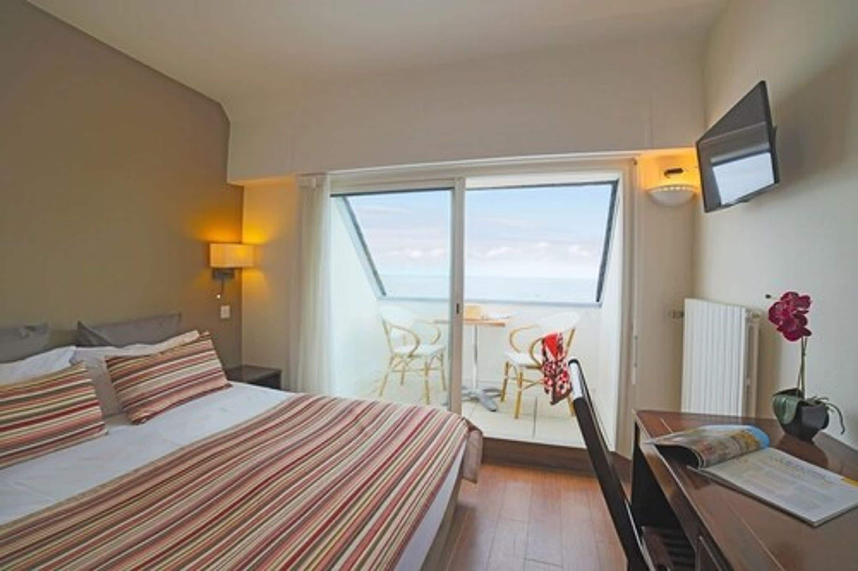 panoramic double room, sea facing | in-room safe, desk, free cots/infant beds, free wifi