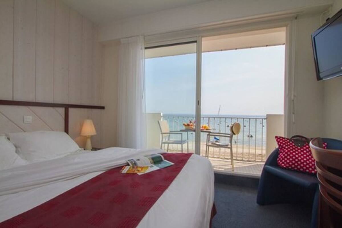 panoramic double room, sea facing | in-room safe, desk, free cots/infant beds, free wifi