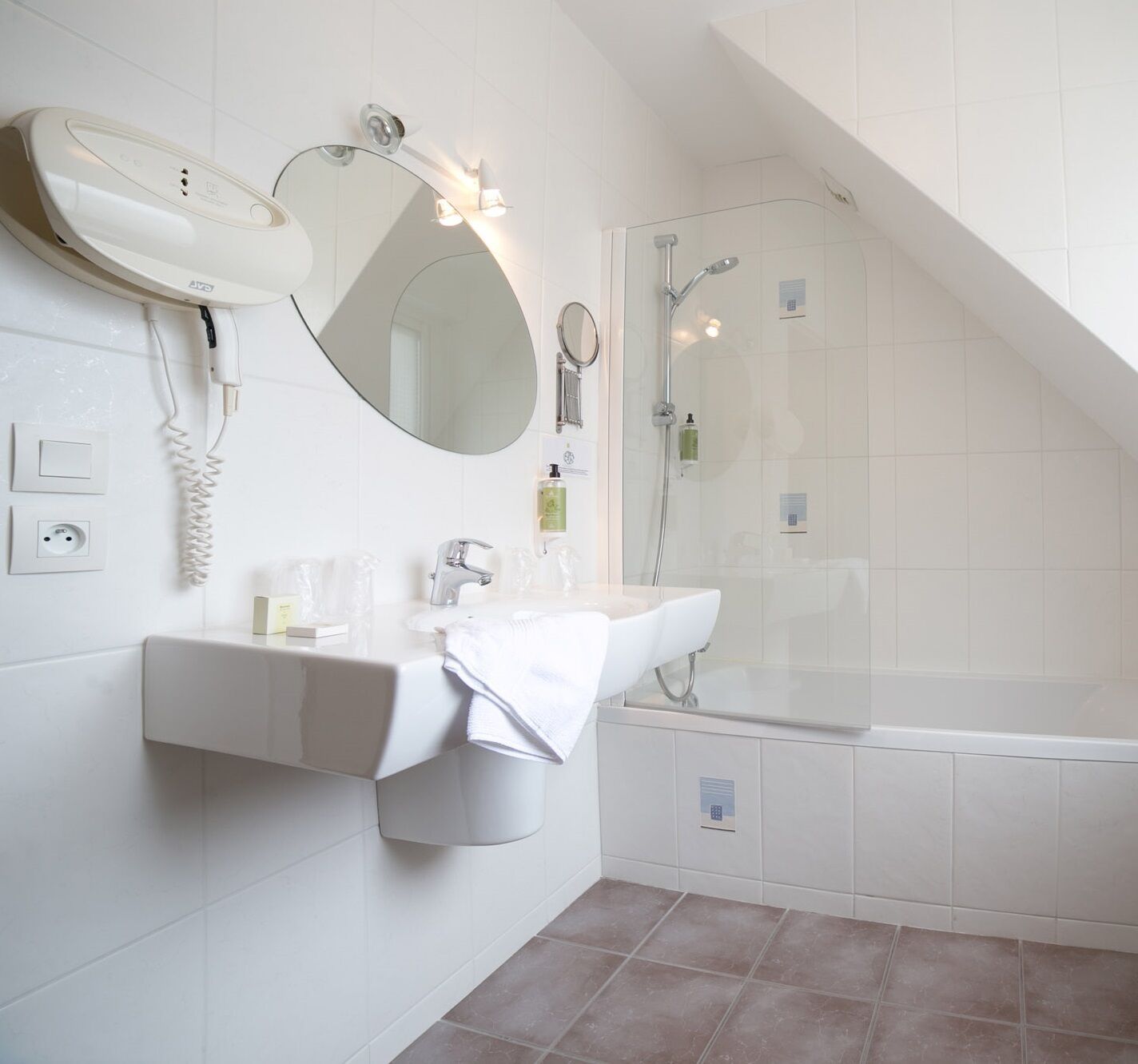 apartment, multiple beds, sea view | bathroom | free toiletries, hair dryer, towels