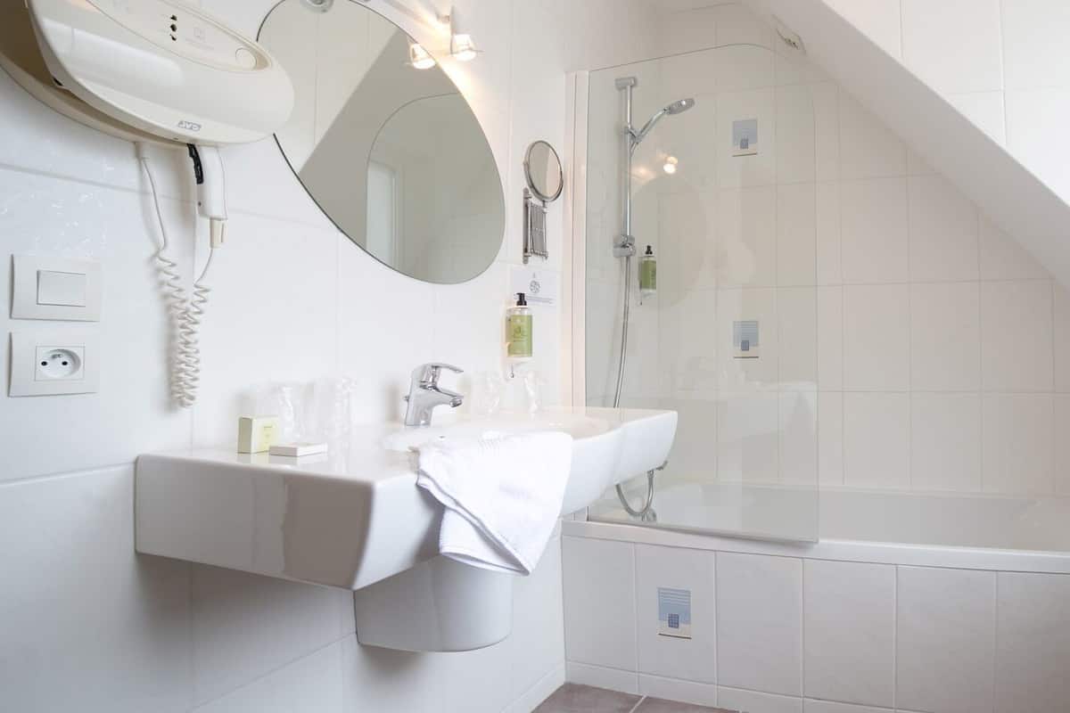 apartment, multiple beds, sea view | bathroom | free toiletries, hair dryer, towels