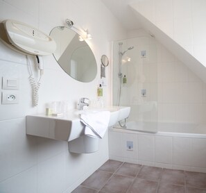 Apartment, Multiple Beds, Sea View | Bathroom | Free toiletries, hair dryer, towels