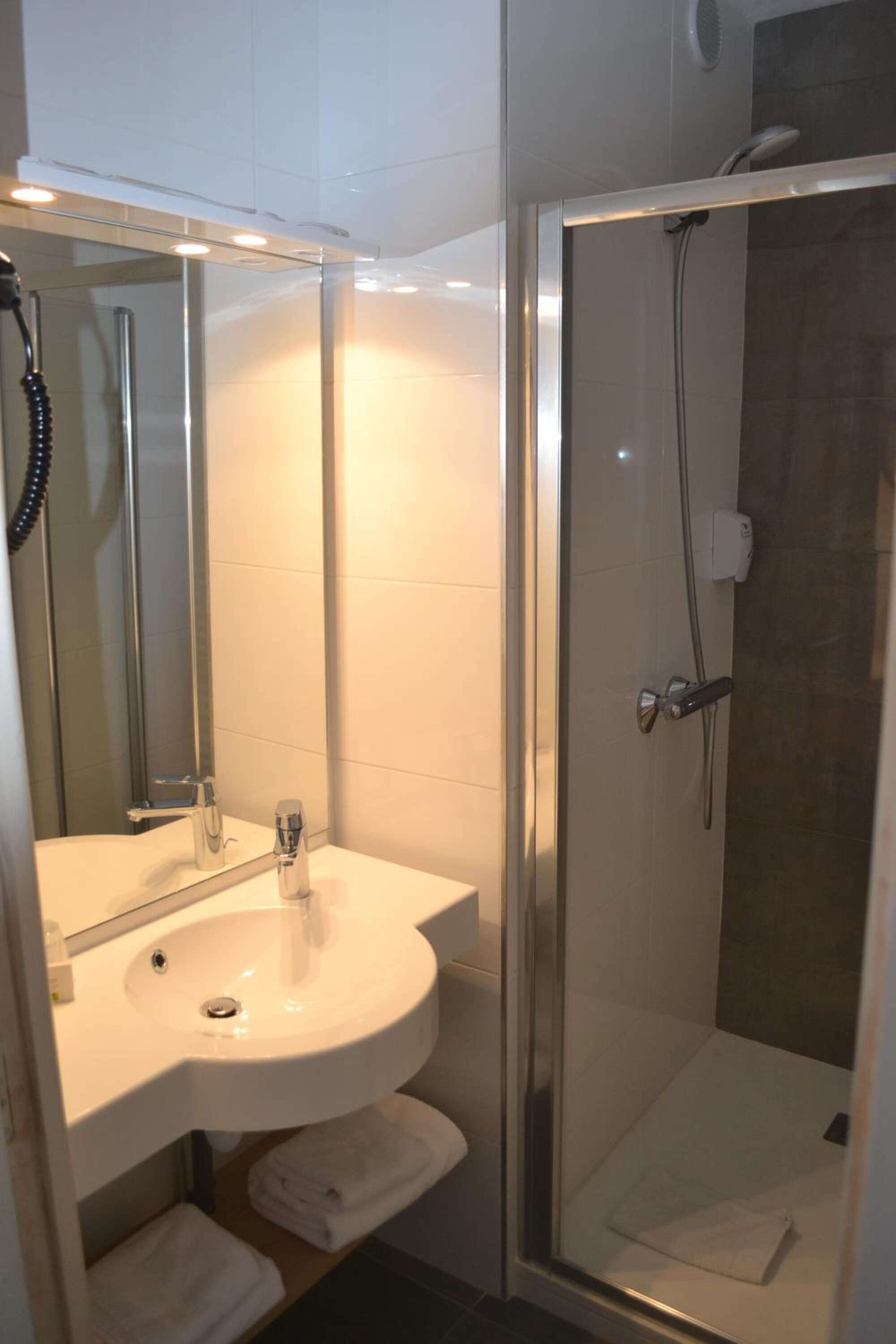 shower, free toiletries, hair dryer