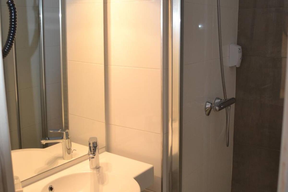 shower, free toiletries, hair dryer