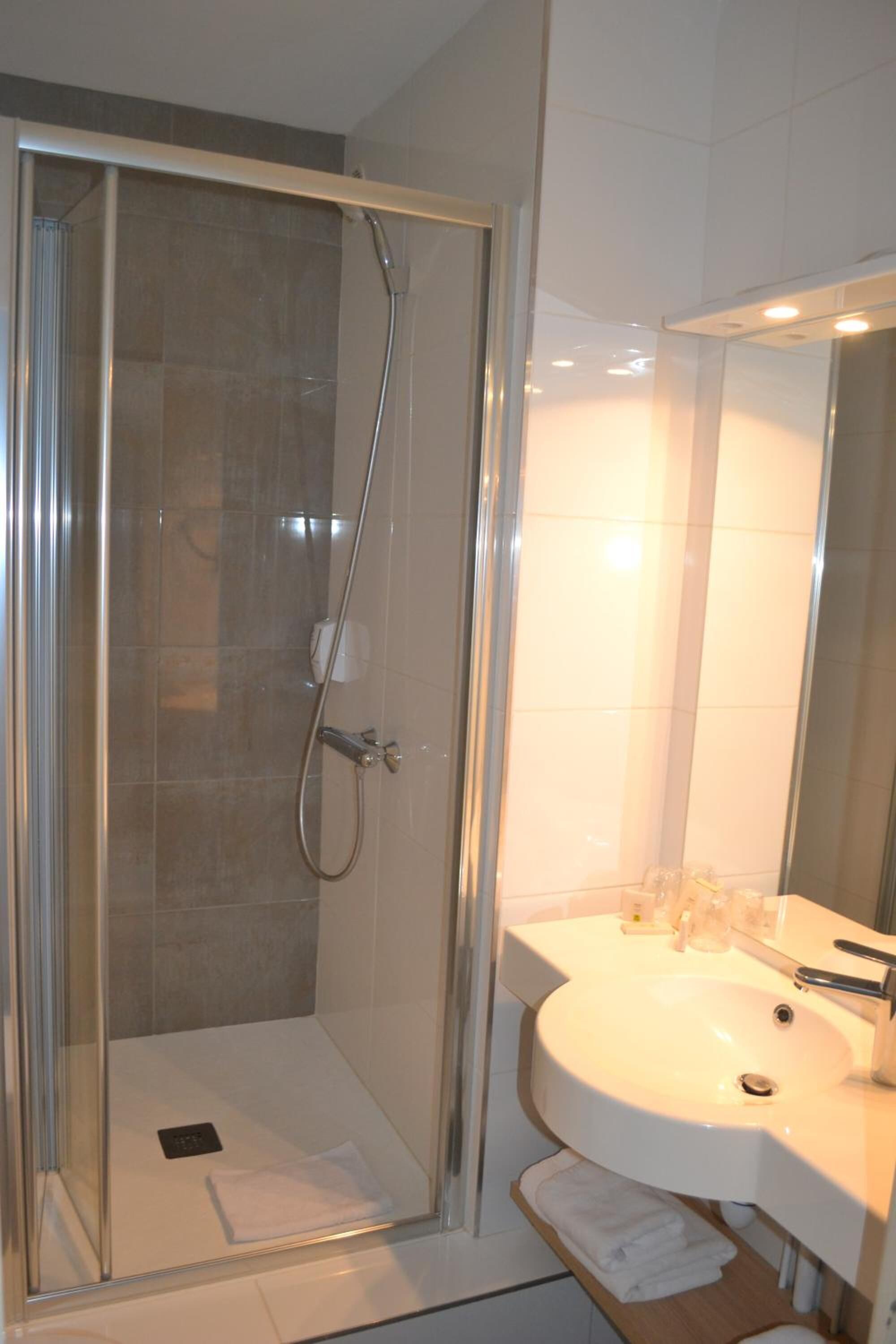 shower, free toiletries, hair dryer