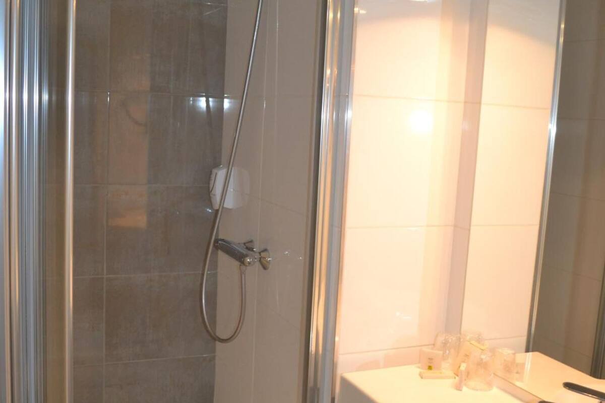 shower, free toiletries, hair dryer