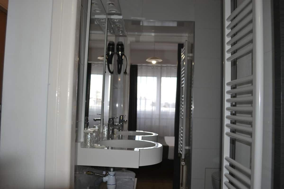 shower, free toiletries, hair dryer