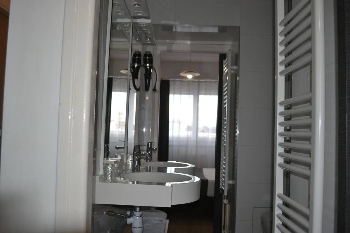 Shower, free toiletries, hair dryer