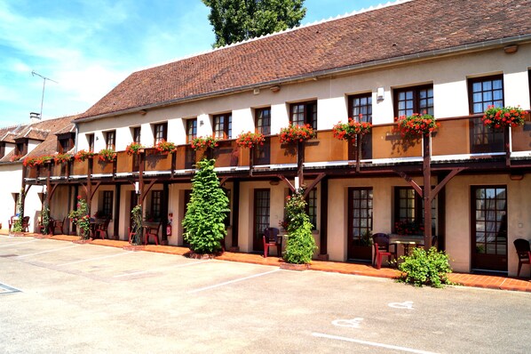 Front of property - Le Soleil d'Or (Montigny-la-Resle)