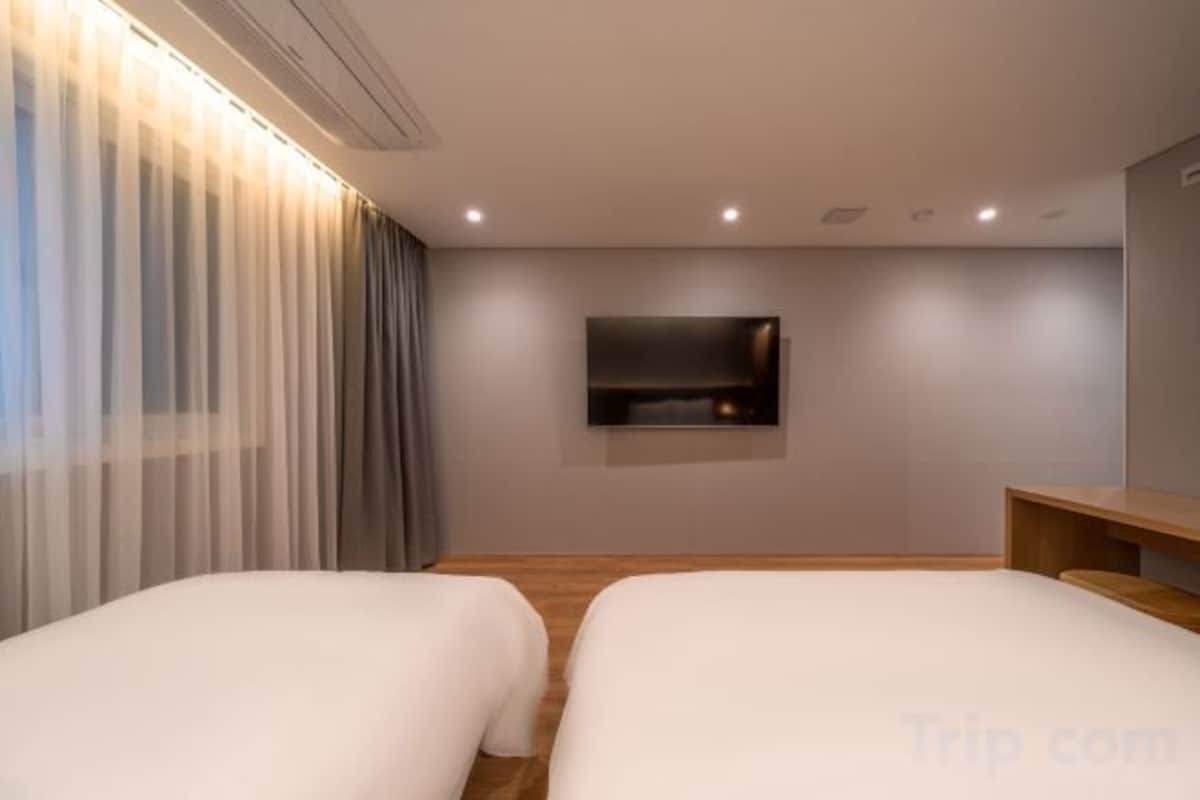 Quartos à prova de som, ferros/tábuas de passar roupa, Wi-Fi de cortesia