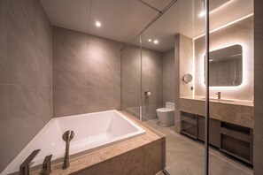 Family Twin Room C | Badeværelse | Separat badekar og bruser, gratis toiletartikler, hårtørrer, hjemmesko