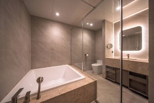 Family Twin Room C | 浴室 | 独立的浴缸和淋浴、免费洗浴用品、吹风机、拖鞋
