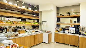 Petit déjeuner buffet servi en supplément les week-ends