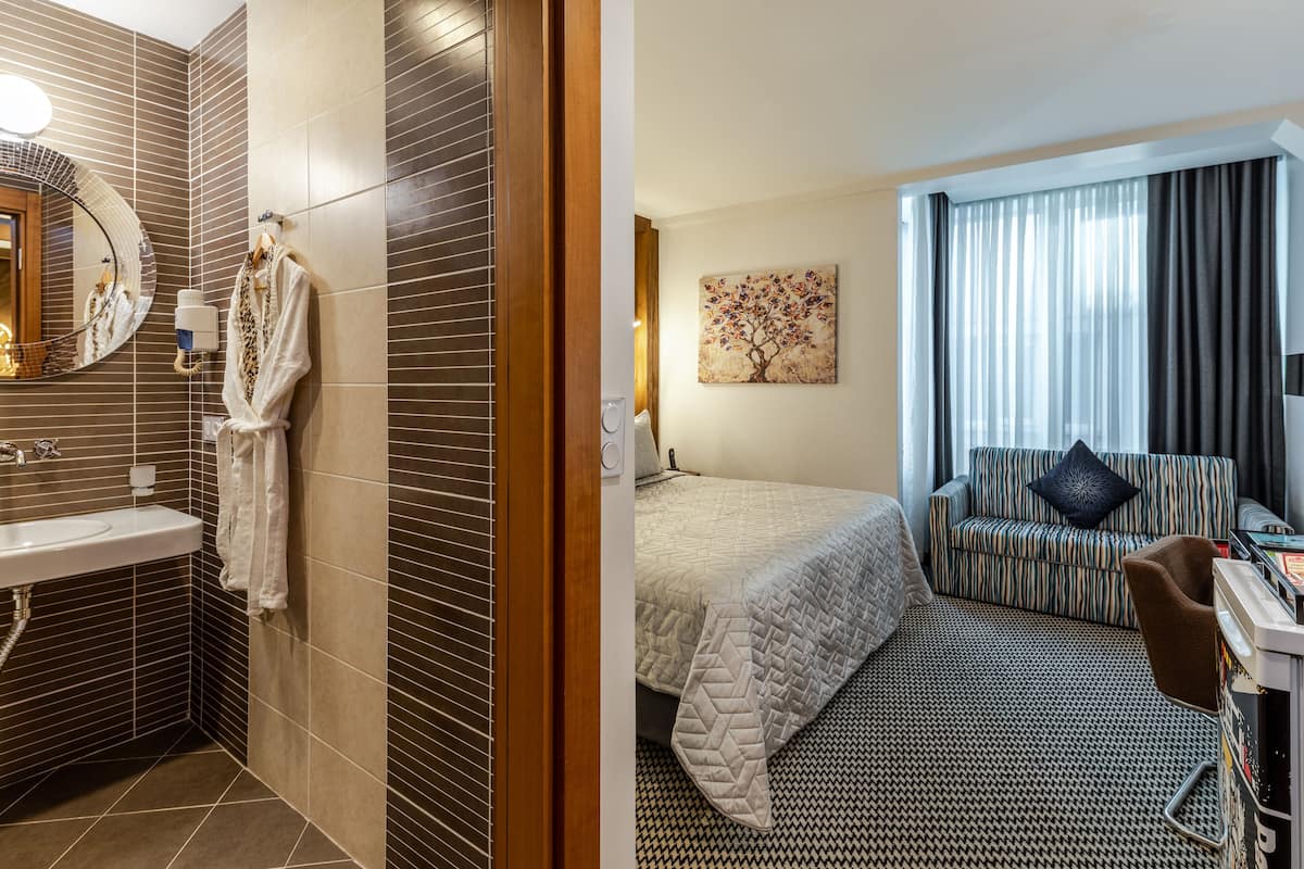 Premium kamer, gedeeltelijk uitzicht op oceaan, uitzicht op zee | Pillowtop-bedden, een minibar, een kluis op de kamer