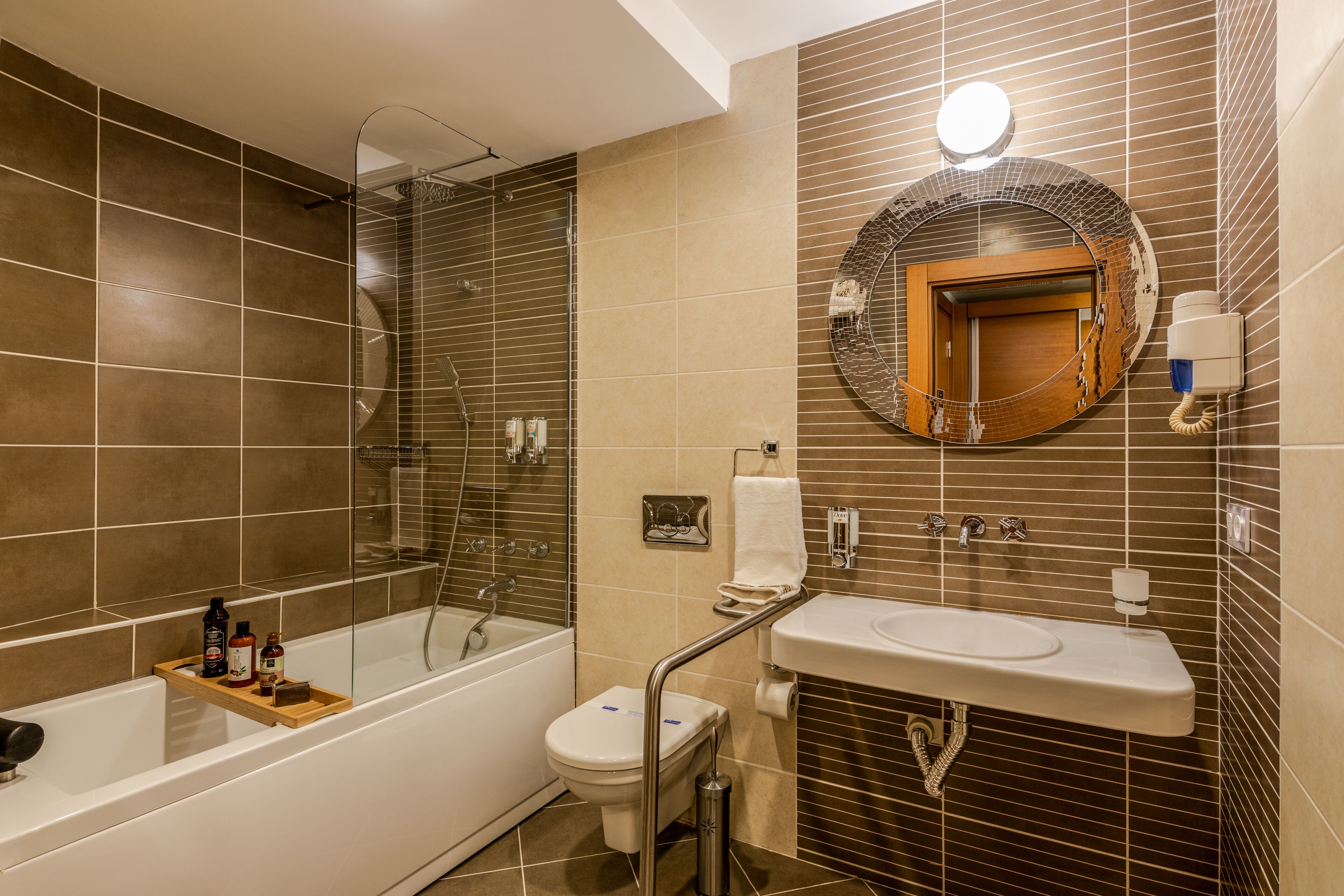 premium room, partial ocean view, sea facing | bathroom | jetted bath, rainfall showerhead, designer toiletries, hair dryer