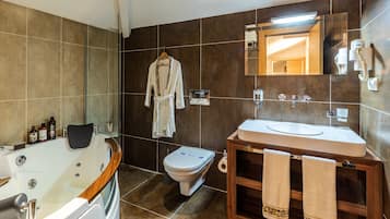 Luxury-Studiosuite, 1 Schlafzimmer, Terrasse, Meerblick | Badezimmer | Whirlpool, Regendusche, Designer-Toilettenartikel, Haartrockner