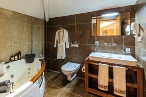 Suíte estúdio superluxo, 1 quarto, terraço, vista para o mar | Banheiro | Banheira de hidromassagem, chuveiro com efeito de chuva