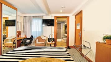 Chambre Standard, cÎté cour intérieure | Surmatelas, minibar, coffres-forts dans les chambres