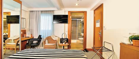 Standardrum - innergård | Bäddmadrasser, minibar och värdeförvaringsskåp på rummet