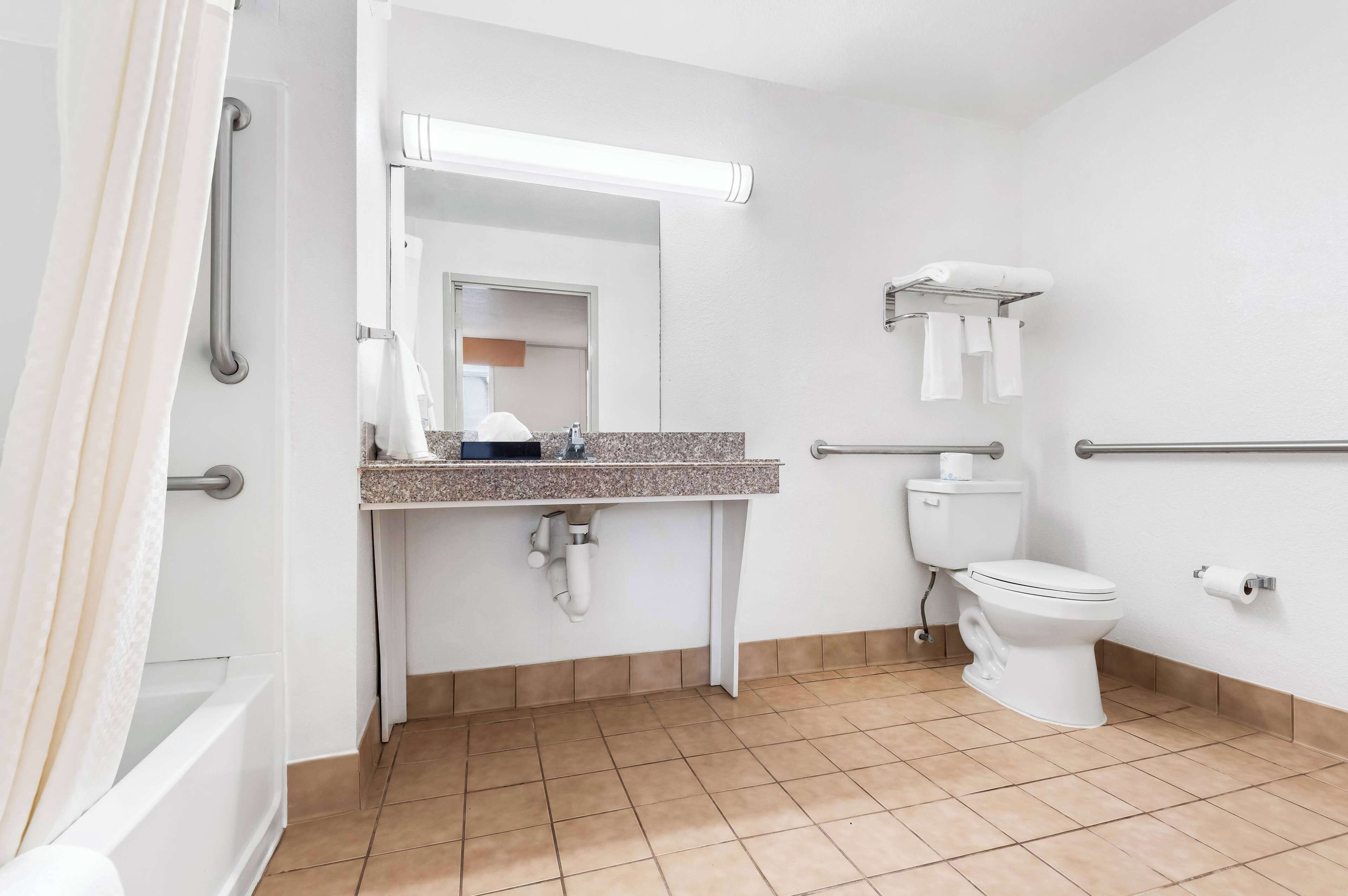 Room, 1 Queen Bed, Accessible, Non Smoking (Mobility)