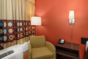 Bureau, rideaux occultants, fer et planche Ă repasser