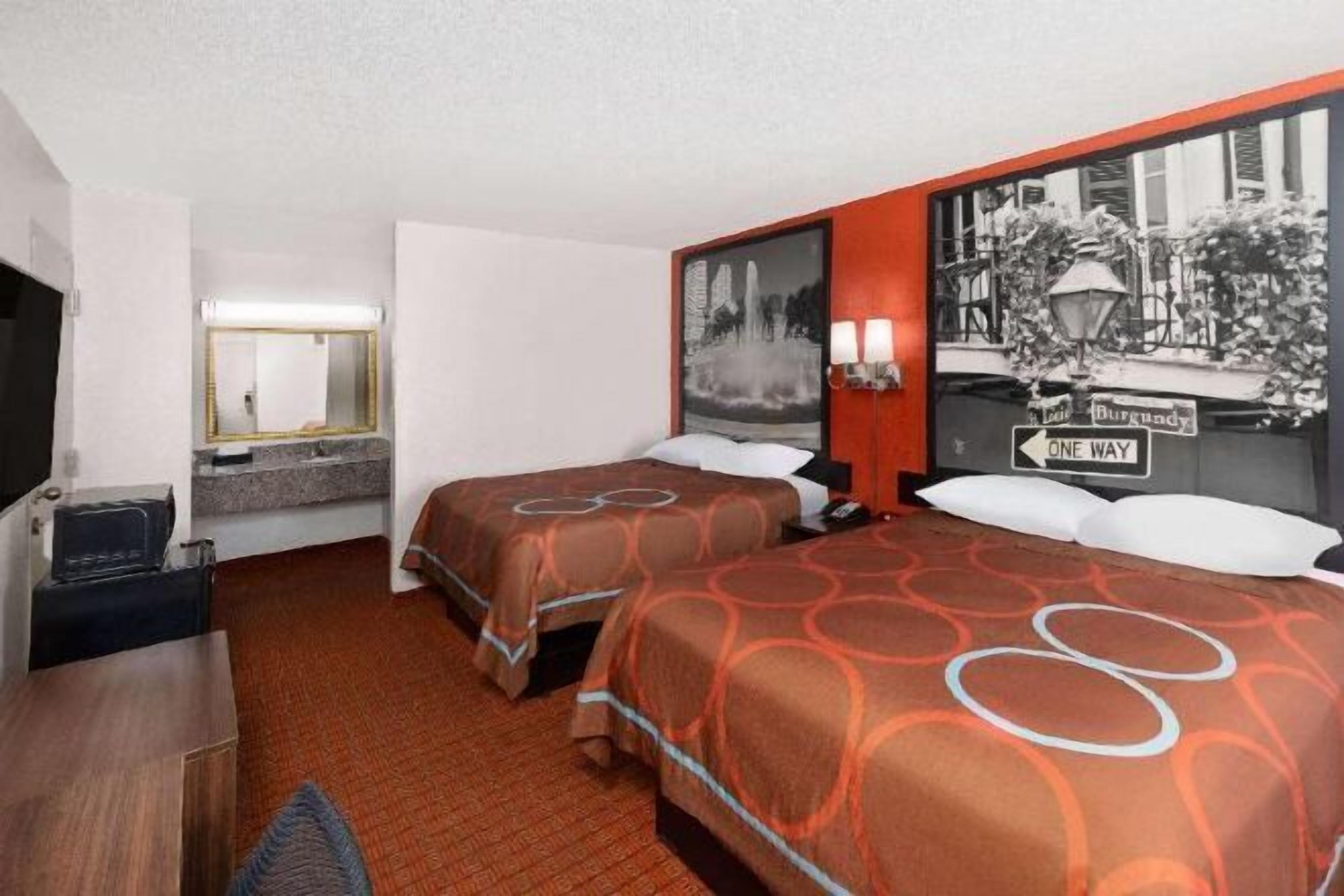 Skrivebord, blendingsgardiner og strykejern/-brett