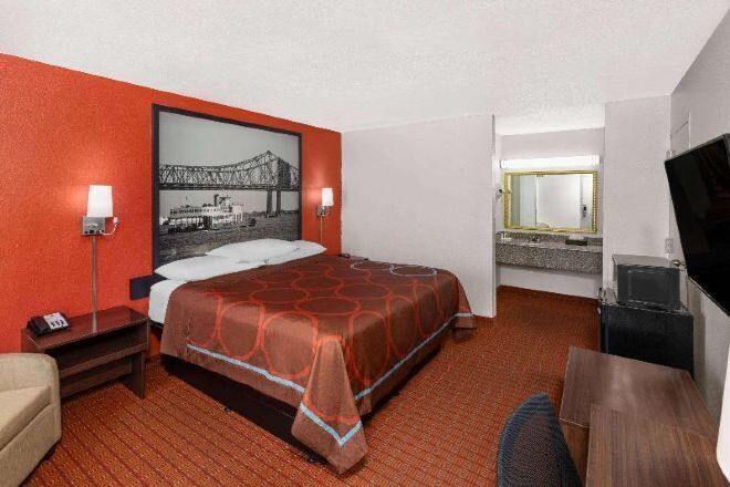 デスク、遮光カーテン、アイロン / アイロン台、ベビーベッド (無料)