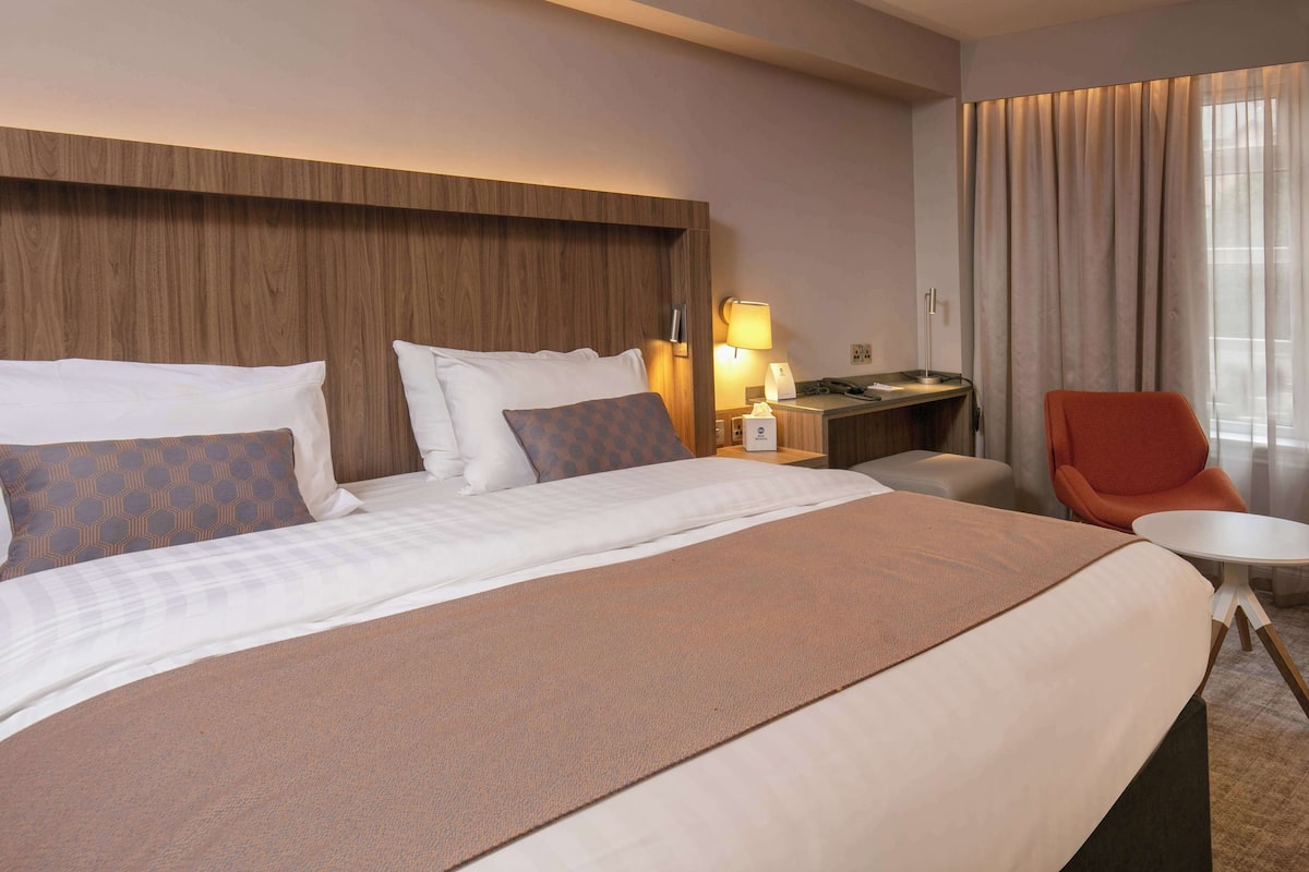 superior room, 1 king bed, non smoking (walk-in shower) | desk, iron/ironing board, free cots/infant beds, rollaway beds