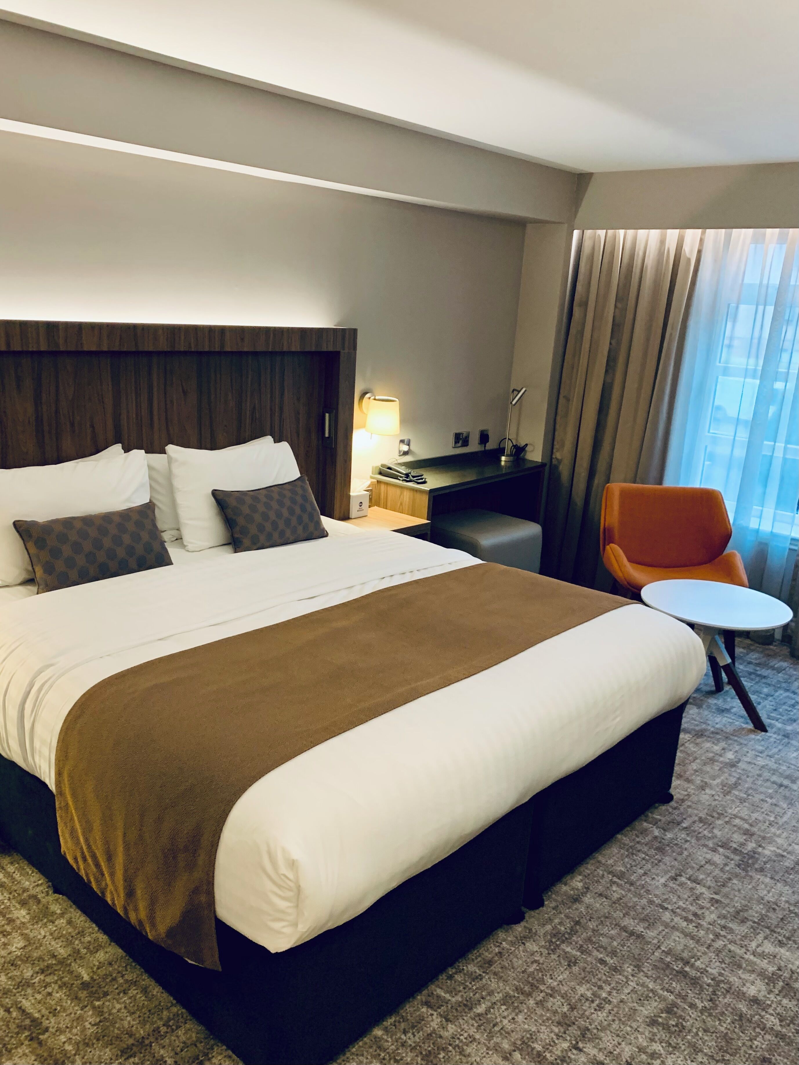 Quarto superior, 1 cama King, para não fumantes (Walk-in Shower) | Escrivaninha, ferros/tábuas de passar roupa, berços grátis
