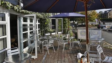 Breakfast, lunch and dinner served