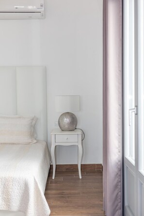 Free cots/infant beds, rollaway beds, free WiFi, bed sheets - Star (Santorini)