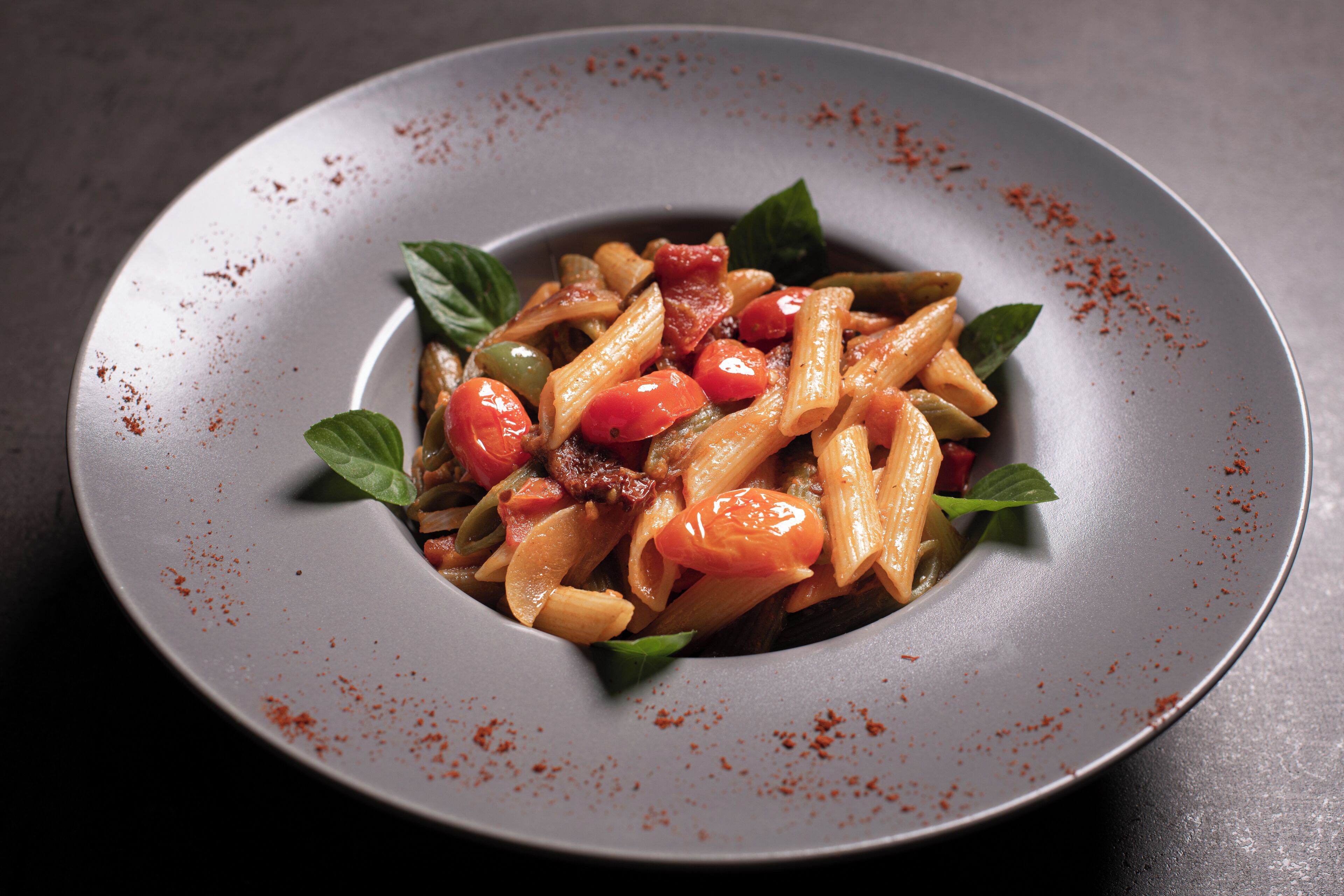 Un plato de pasta con verduras y decoración.