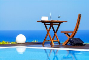 Kolam renang outdoor musiman